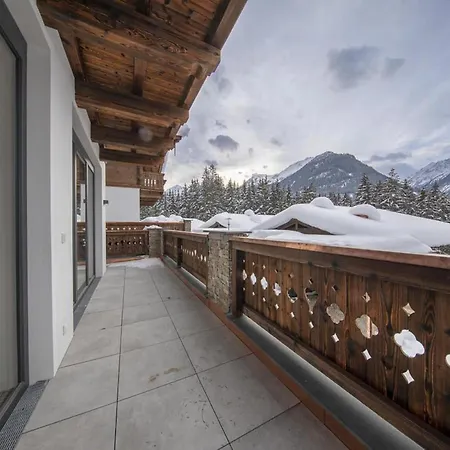 Family Escape In The Alps 샬레